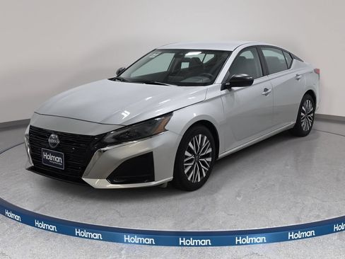 Used 2024 Nissan Altima 2.5 SV FWD image 1