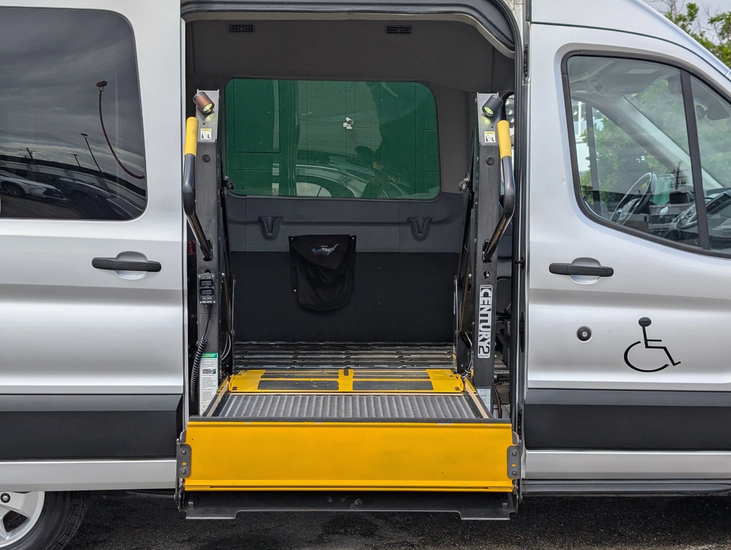 Used 2019 Ford Transit 150 XLT RWD image 5