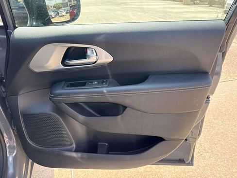 Used 2023 Chrysler Pacifica Limited w/ S Appearance Package FWD image 15