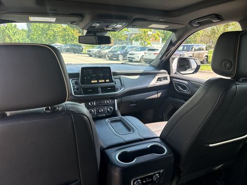 Used 2023 GMC Yukon XL SLT w/ SLT Premium Package AWD/4WD image 9