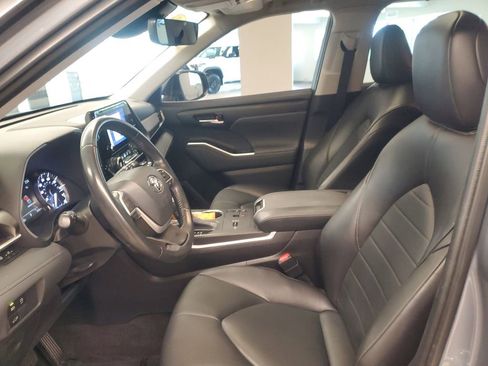 Used 2023 Toyota Highlander XLE image 16