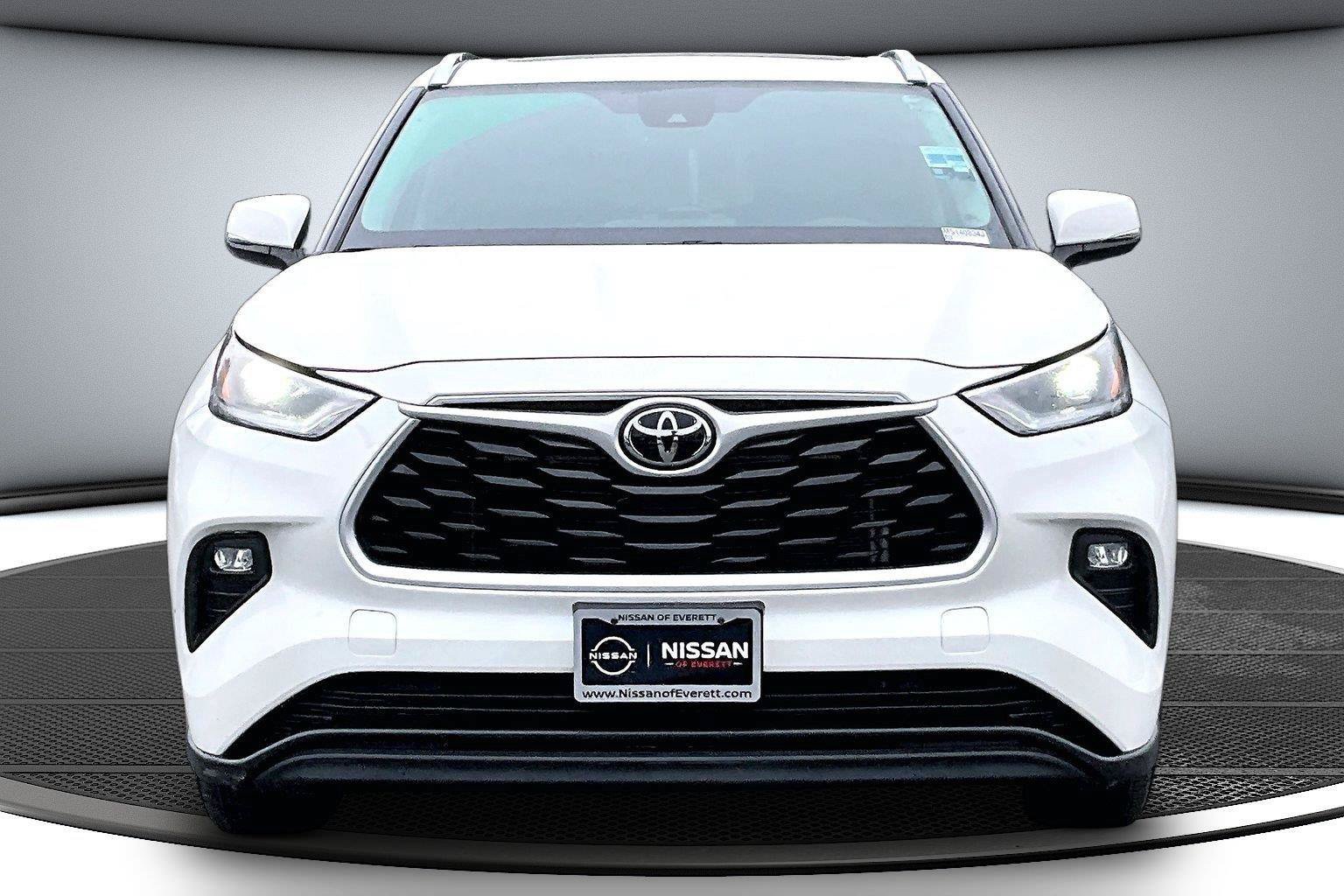 Used 2021 Toyota Highlander XLE AWD/4WD image 3