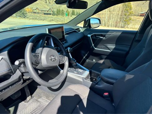 Used 2025 Toyota RAV4 SE w/ Convenience Package image 14