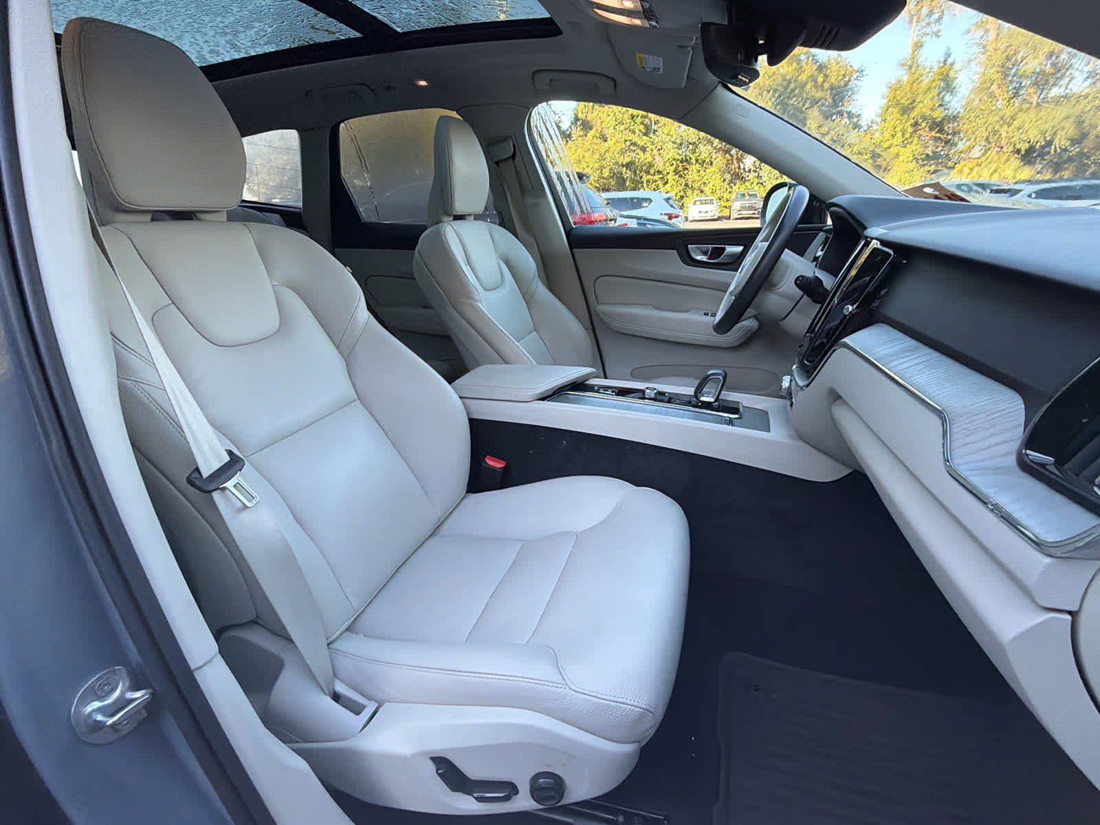 Certified 2024 Volvo XC60 B5 Plus w/ Protection Package AWD/4WD image 17