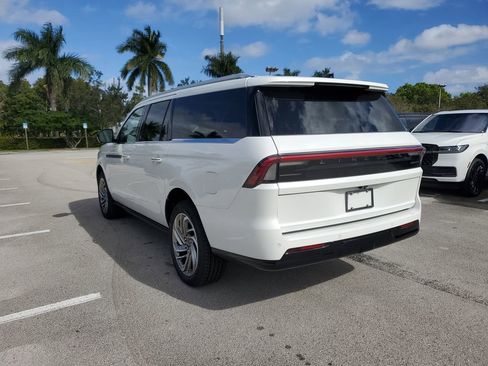 New 2025 Lincoln Navigator L Reserve AWD/4WD image 3