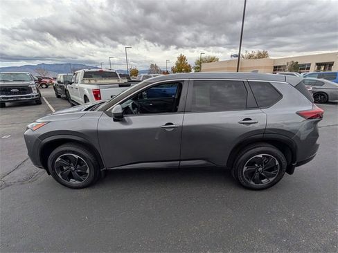 Used 2024 Nissan Rogue SV image 3