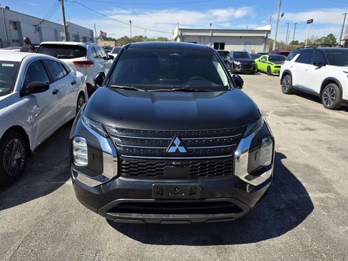 Used 2023 Mitsubishi Outlander ES image 2