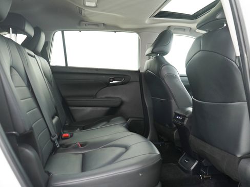 Used 2024 Toyota Highlander XLE image 14