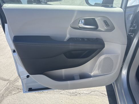Used 2024 Chrysler Pacifica Touring-L FWD image 13