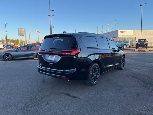 New 2026 Chrysler Pacifica Select w/ S Appearance Package image 9