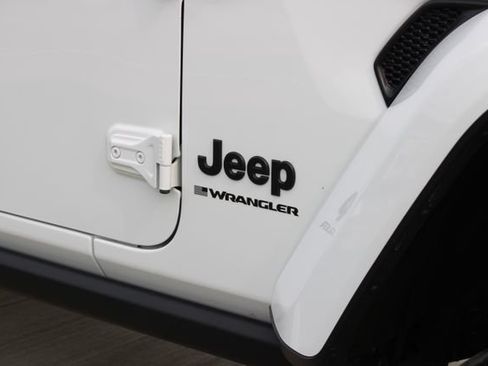 Used 2023 Jeep Wrangler Unlimited Sahara AWD/4WD image 2