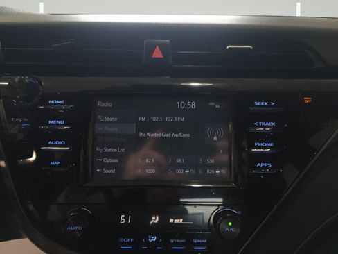 Used 2020 Toyota Camry SE FWD image 18