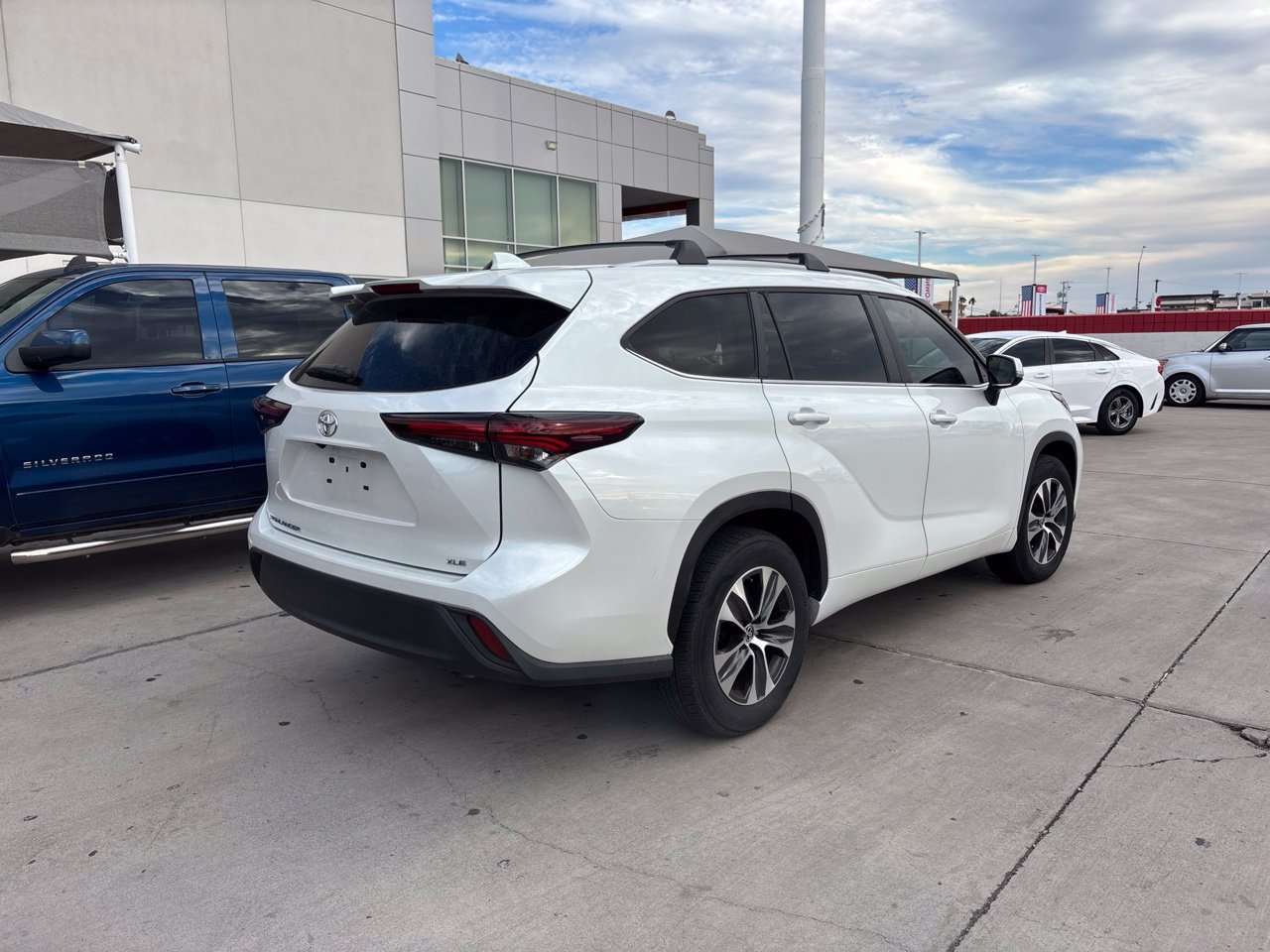 Used 2024 Toyota Highlander XLE FWD image 2