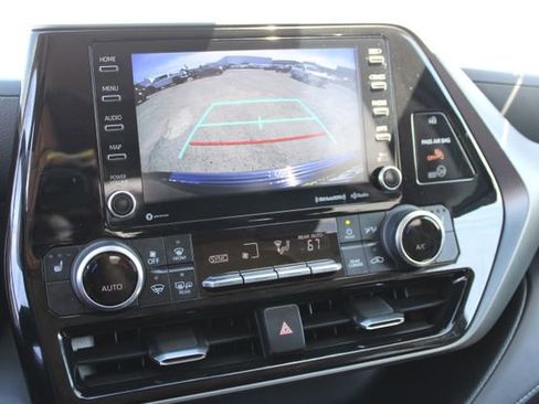 Used 2022 Toyota Highlander XLE AWD/4WD image 35
