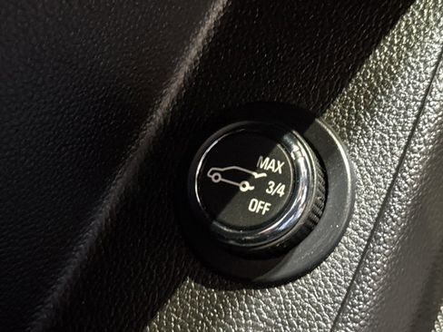 Used 2023 Chevrolet Traverse Premier image 39