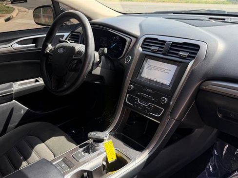 Used 2019 Ford Fusion SE image 18