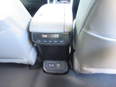 Used 2023 Toyota Highlander Limited FWD image 34