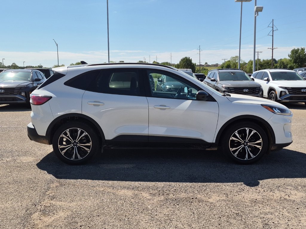 Used 2021 Ford Escape SE w/ SE Sport Appearance Package FWD image 2