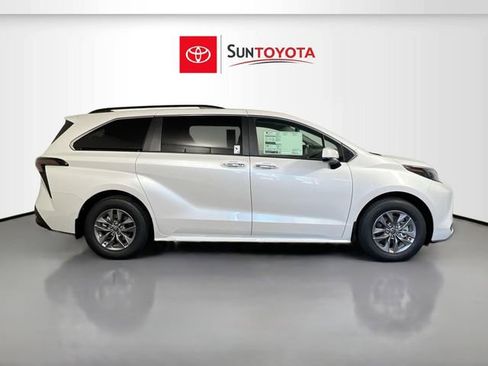 New 2026 Toyota Sienna XLE image 2
