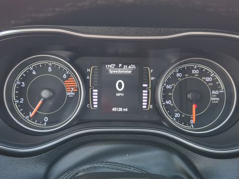 Used 2020 Jeep Cherokee Latitude Plus w/ Cold Weather Group FWD image 18