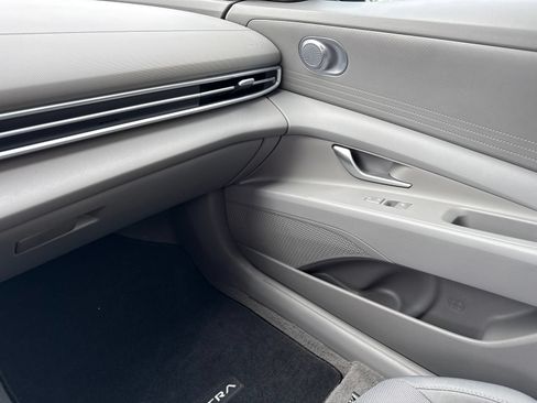 Certified 2025 Hyundai Elantra SE FWD image 24