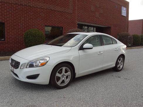 Used 2012 Volvo S60 T5 image 1