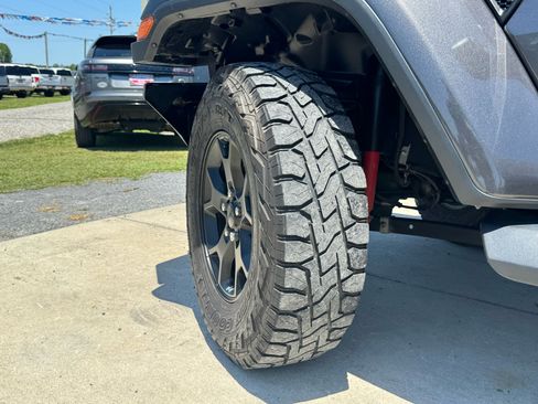 Used 2019 Jeep Wrangler Unlimited Sahara image 24