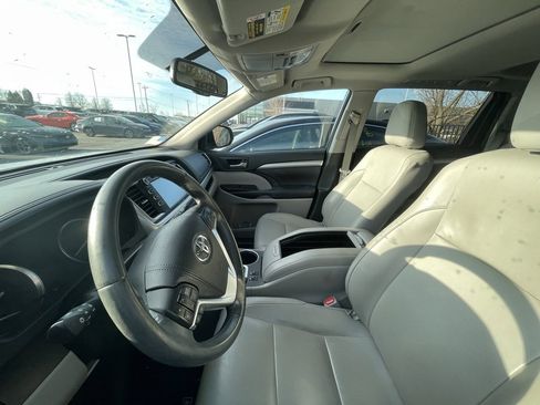 Used 2016 Toyota Highlander XLE image 5