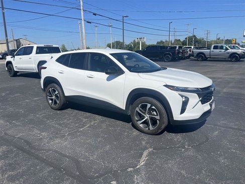Used 2024 Chevrolet Trax RS FWD image 2