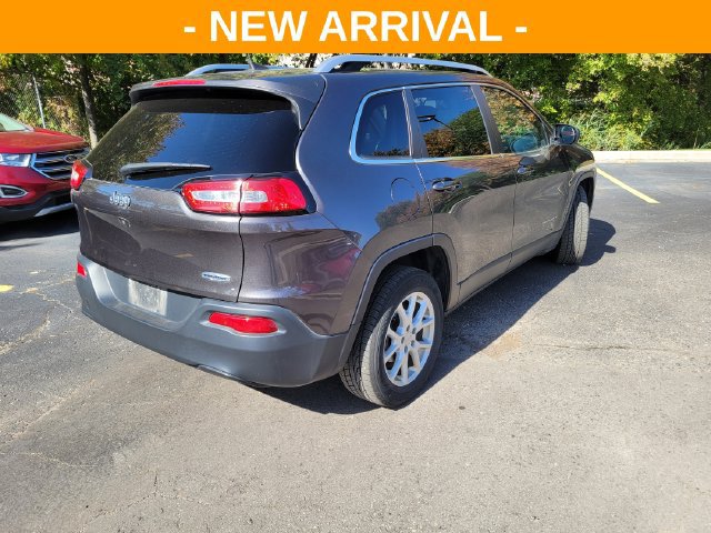 Used 2017 Jeep Cherokee Latitude w/ Cold Weather Group FWD image 3