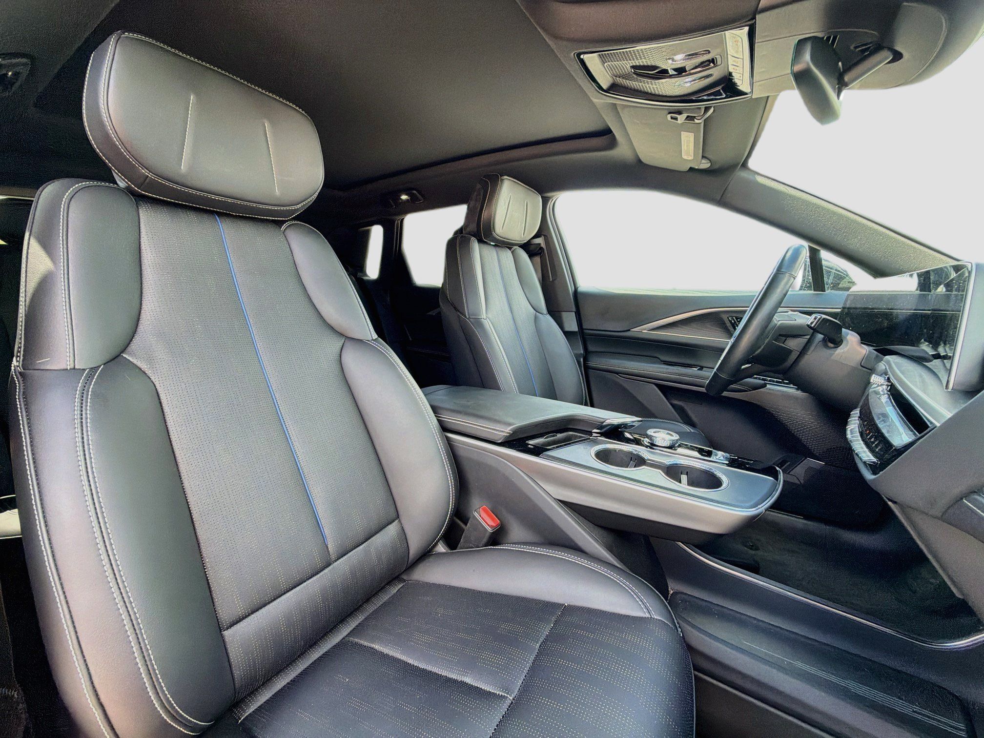 Used 2025 Cadillac Lyriq Luxury RWD image 15