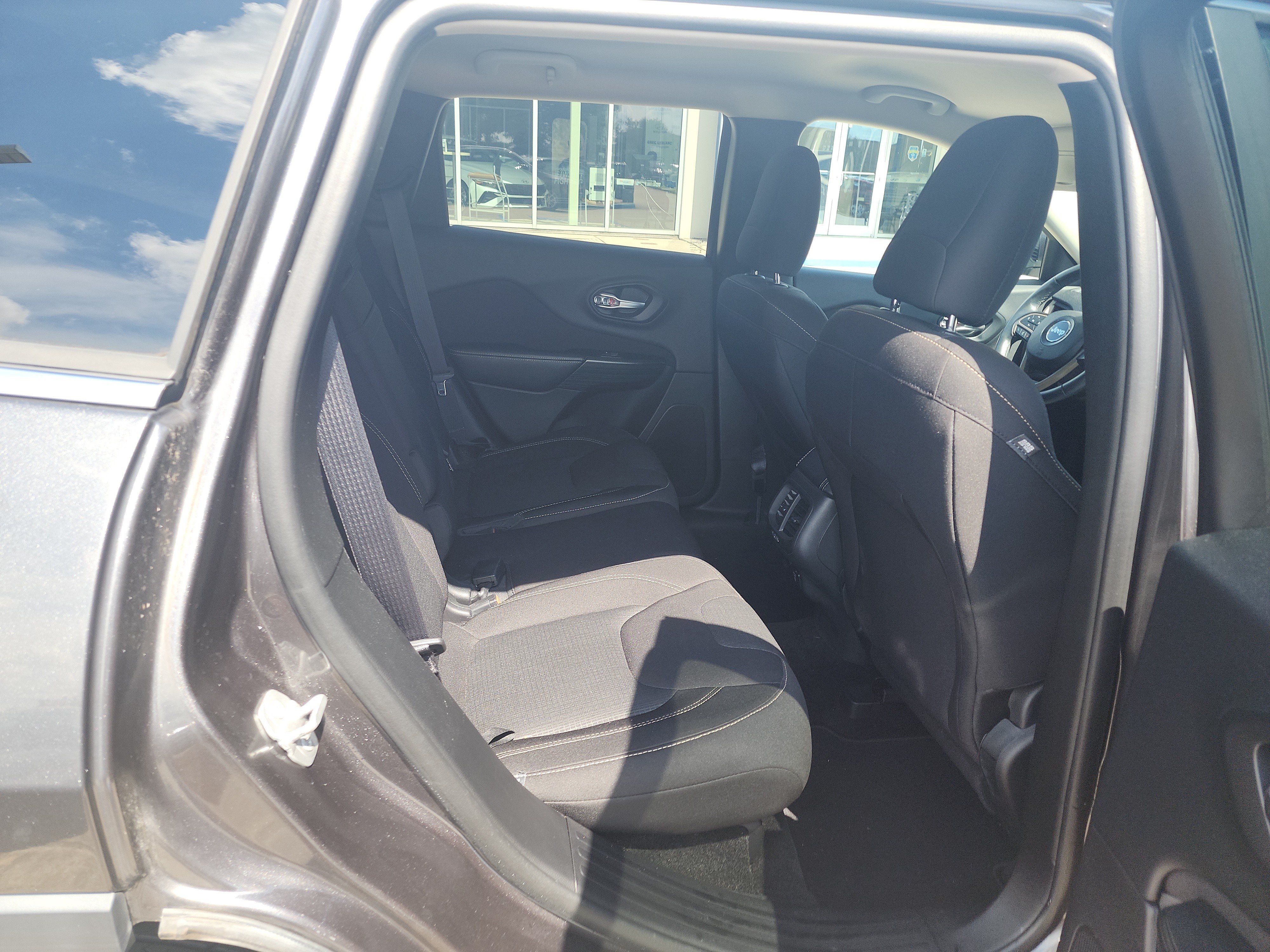 Used 2016 Jeep Cherokee Latitude w/ Comfort & Sound Group FWD image 14