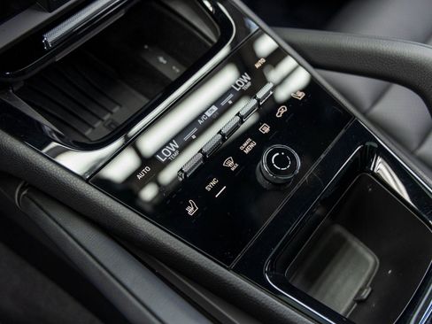 Certified 2025 Porsche Cayenne AWD/4WD image 36