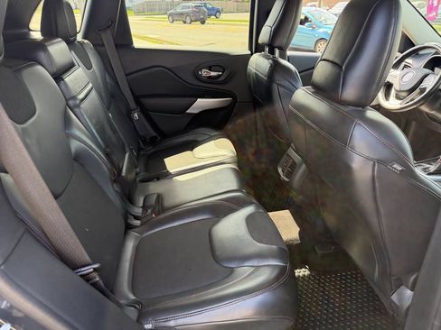 Used 2018 Jeep Cherokee Trailhawk w/ Comfort/Convenience Group AWD/4WD image 16