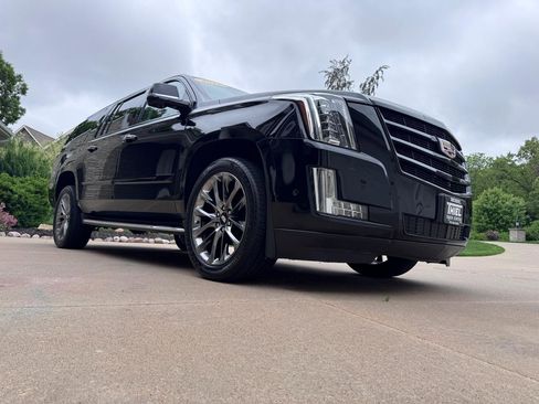 Used 2019 Cadillac Escalade ESV Luxury w/ Escalade Sport Edition AWD/4WD image 35