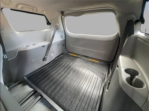 Used 2014 Toyota Sienna XLE FWD image 33