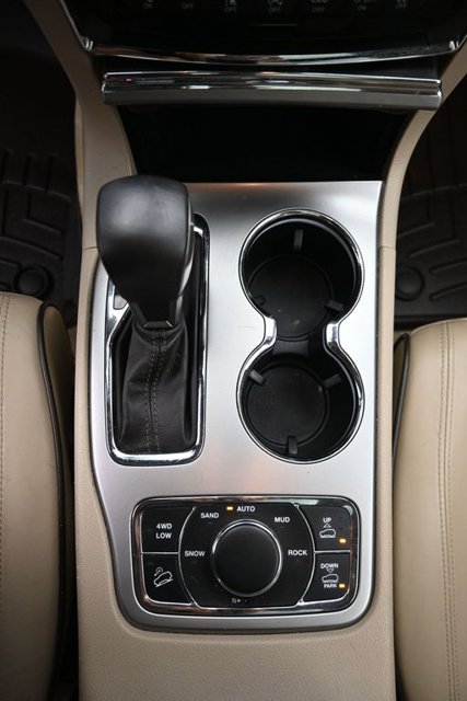 Used 2019 Jeep Grand Cherokee Overland AWD/4WD image 23