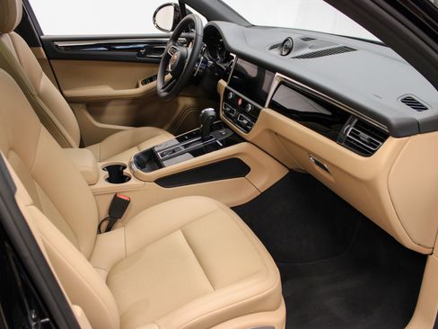 Certified 2025 Porsche Macan image 33