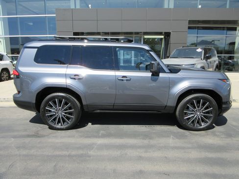 Used 2025 Lexus GX 550 w/ Accessory Package (2T) AWD/4WD image 11