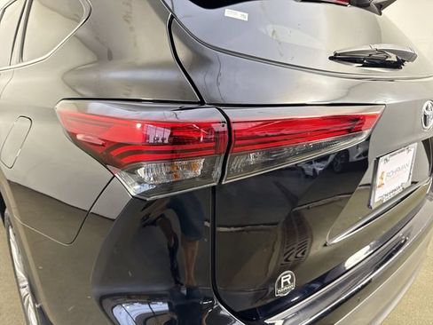 Used 2023 Toyota Highlander Platinum AWD/4WD image 32