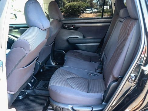 Used 2023 Toyota Highlander LE FWD image 21