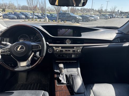 Used 2016 Lexus ES 350 w/ Luxury Package w/Wood Trim image 18