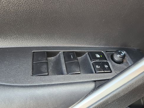 Certified 2022 Toyota Corolla Cross L image 13