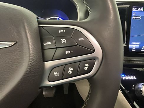 Used 2024 Chrysler Pacifica Limited FWD image 19