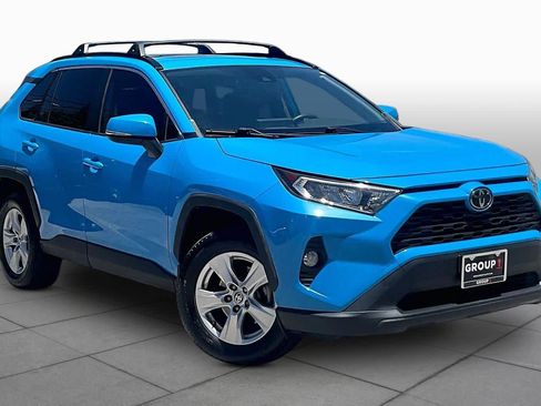 Used 2020 Toyota RAV4 XLE w/ Convenience Package FWD image 3