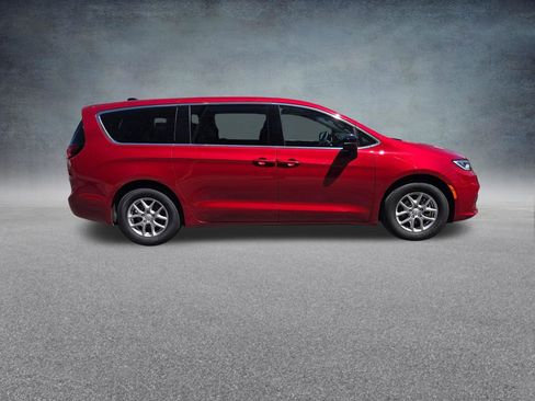 Used 2026 Chrysler Pacifica Select FWD image 9