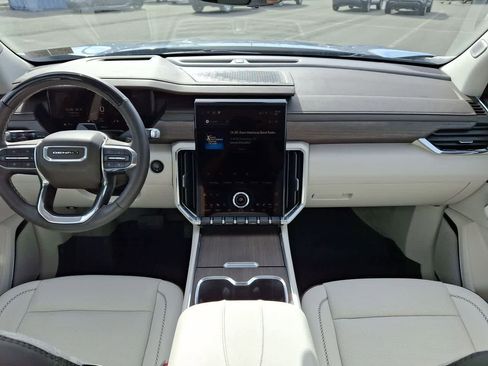 Used 2025 GMC Acadia Denali w/ Super Cruise Package image 10