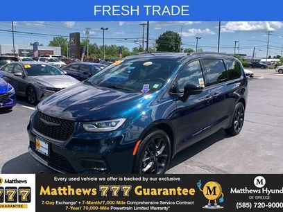 Used 2023 Chrysler Pacifica Limited w/ Uconnect Theater Family Group