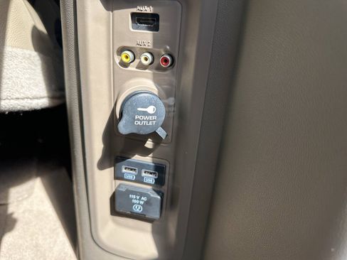 Used 2015 Chrysler Town & Country Touring w/ Driver Convenience Group FWD image 9