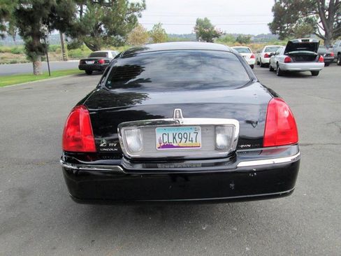 Used 2010 Lincoln Town Car Executive L image 5